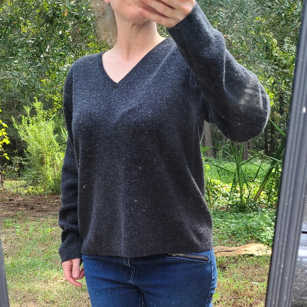 Old Navy Dark Gray v neck sweater size XL